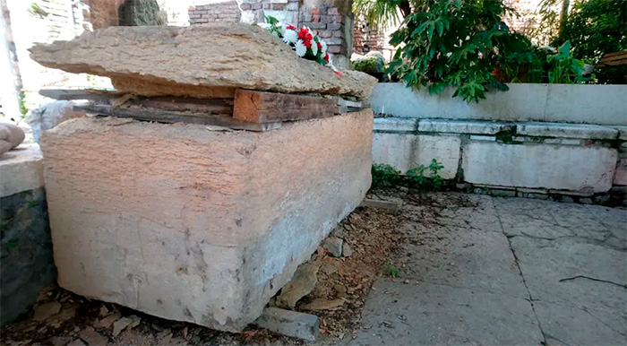 Ймовірна могила великого магістра тамплієрів Арно де Торроя, церква Сан-Фермо-Маджоре